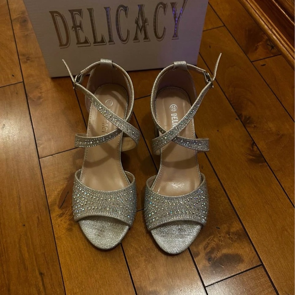 Delicacy Glittering Silver Heels